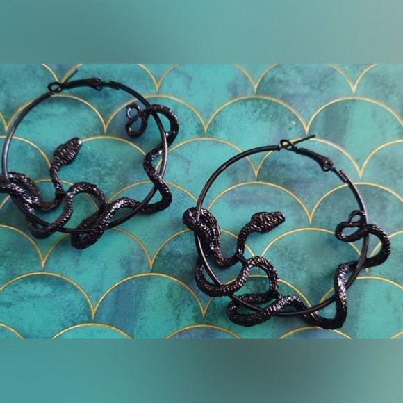 “Auryn” Black Snake Ouroboros Neverending Story Medusa Endless Knot Witchy Hoops - Picture 15 of 16